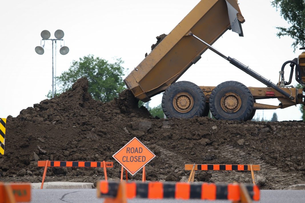 Crews Work to Plug Dike at Grand Valley Road bdnmb.ca Brandon MB